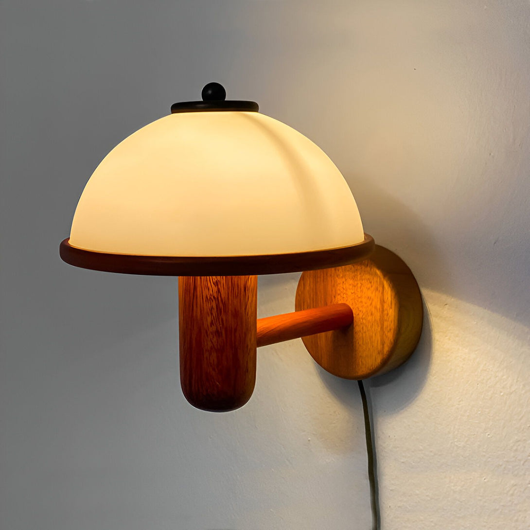 Une applique murale vintage en bois et verre. L'abat-jour en verre est de couleur blanche et diffuse une lumière douce et chaleureuse. L'applique est fixée au mur par une fixation en bois. L'applique murale est idéale pour éclairer une pièce de manière élégante et discrète. WA-9336080733,