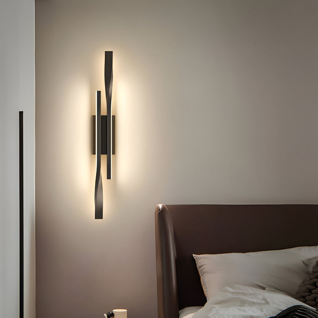 Une image d'une applique et luminaire. L'applique est de couleur noire et est fixée au mur. L'applique a une forme rectangulaire et émet une lumière blanche. L'applique est située à côté d'un lit. RI-934869958X,RI-2709222655,RI-5156803520,RI-9337067307,
