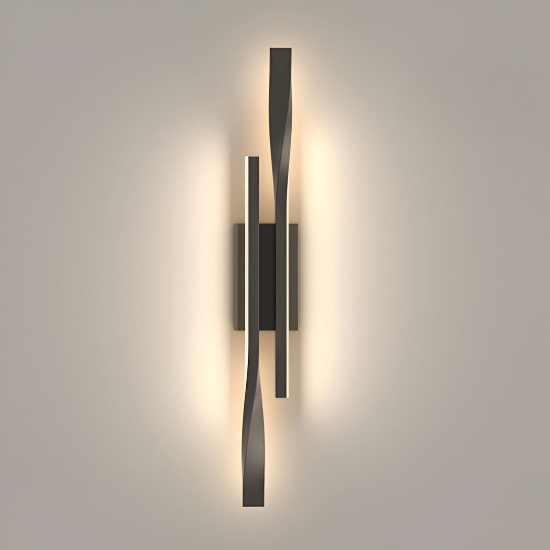 Une image d'une applique et luminaire. L'applique et luminaire est de couleur noire et a une forme géométrique. L'applique et luminaire est fixée au mur et émet une lumière blanche. RI-934869958X,RI-2709222655,RI-5156803520,RI-9337067307,
