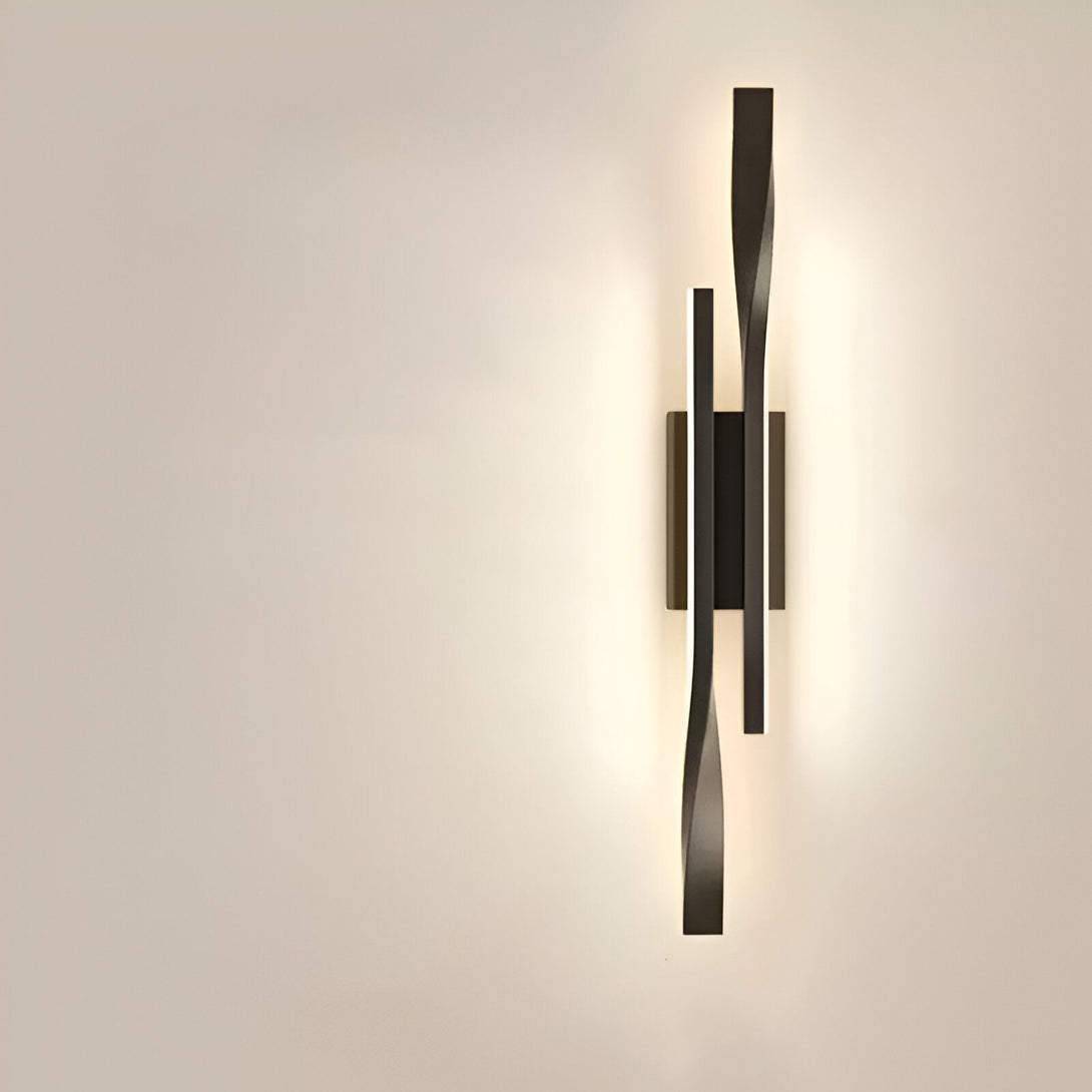 Une applique et luminaire mural noir avec une forme géométrique. L'applique est en métal et diffuse une lumière chaude. L'applique est idéale pour une utilisation dans un salon, une chambre ou un couloir. RI-934869958X,RI-2709222655,RI-5156803520,RI-9337067307,