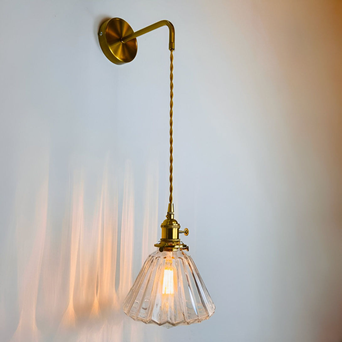 Une applique murale de style baroque avec une finition en laiton. L'applique est dotée d'un abat-jour en verre transparent qui diffuse une lumière douce et tamisée. L'applique est parfaite pour une utilisation dans les chambres à coucher, les salons et les couloirs. SE-3306234591,SE-4665181012,SE-3669452133,