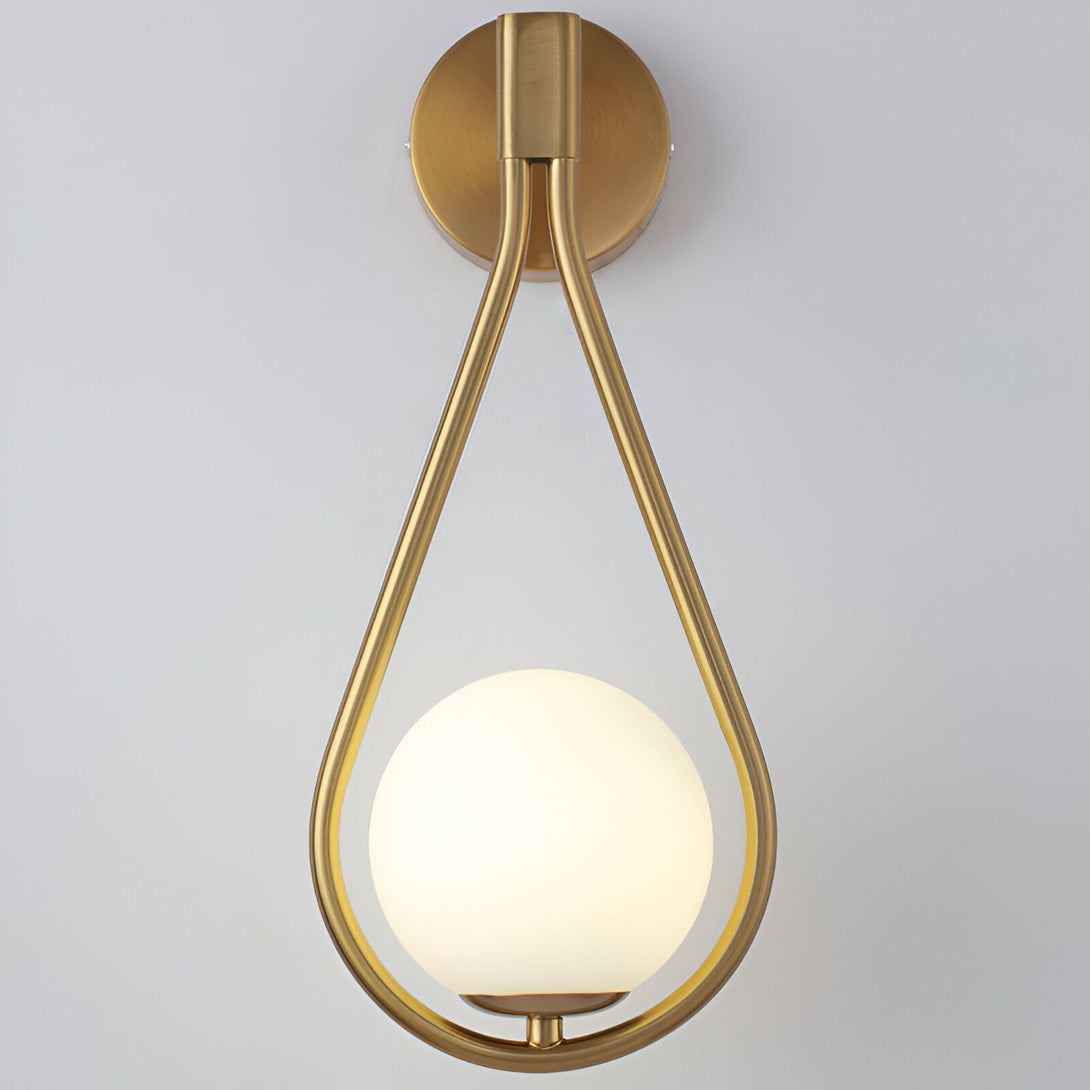 Une applique murale en forme de larme avec une finition en laiton. L'applique est dotée d'une douille E27 et est compatible avec les ampoules LED. L'applique est idéale pour une utilisation dans la cuisine, la salle à manger ou le salon. RE-3583298055,