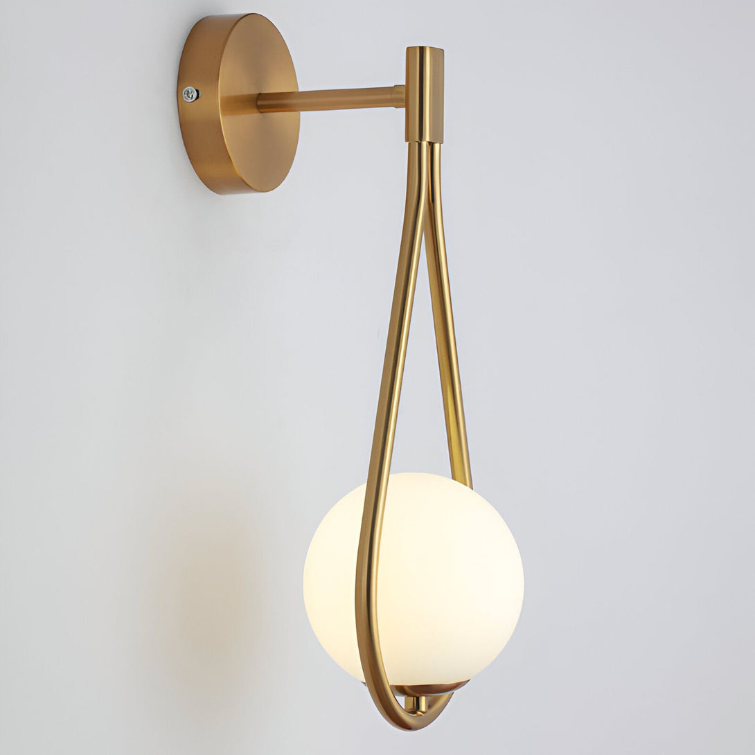 Une applique murale de la collection Applique Luminaire Cuisine. Cette applique murale au design moderne et élégant est parfaite pour éclairer votre cuisine. Elle est fabriquée en métal et en verre et possède une finition dorée. L'applique murale est équipée d'une douille E27 et peut être utilisée avec une ampoule LED ou à incandescence. RE-3583298055,