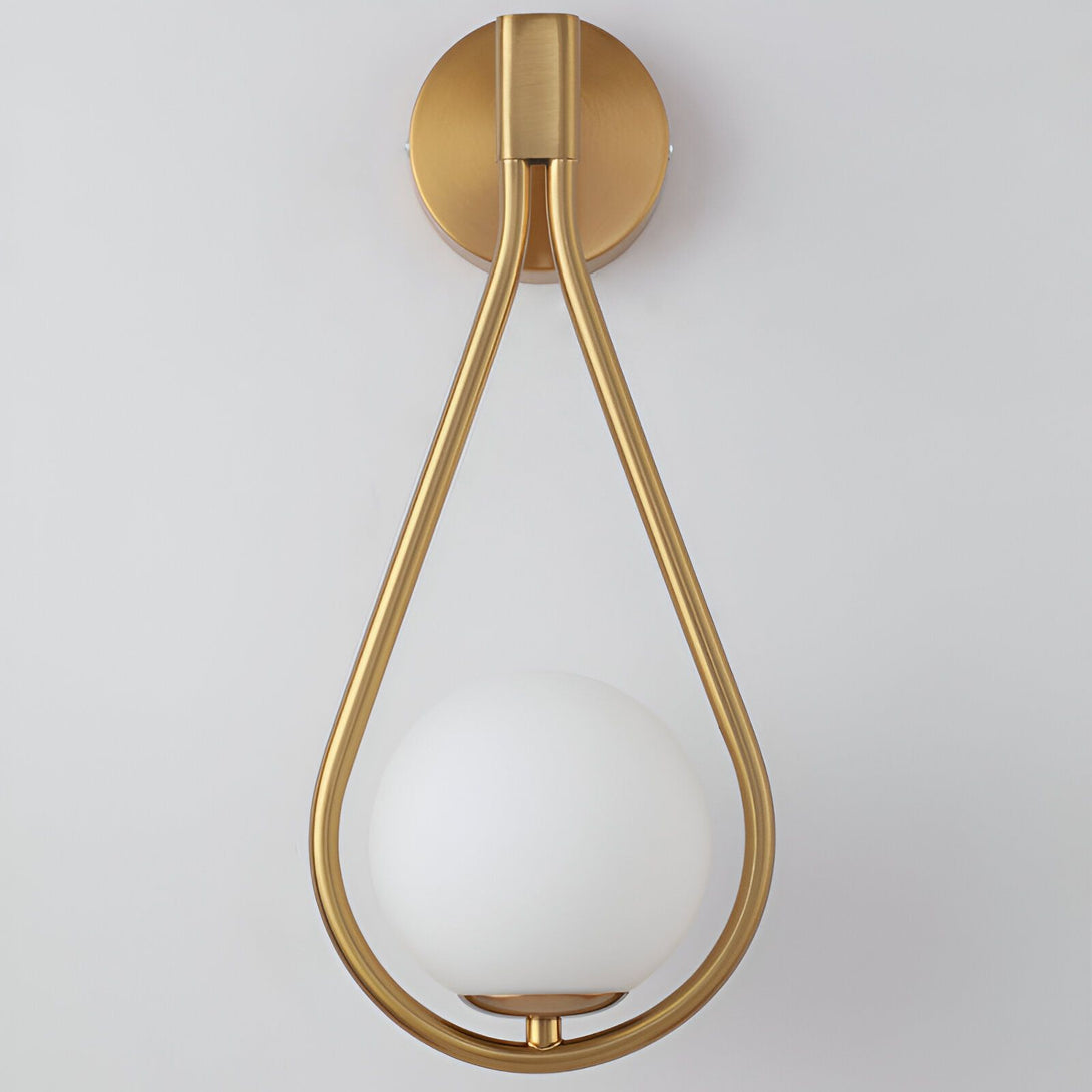 Une applique murale en forme de larme avec une finition dorée et une boule en verre opale. RE-3583298055,