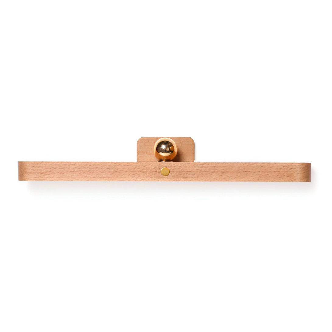 Une étagère en bois avec une boule en métal doré. BE-3305924292,