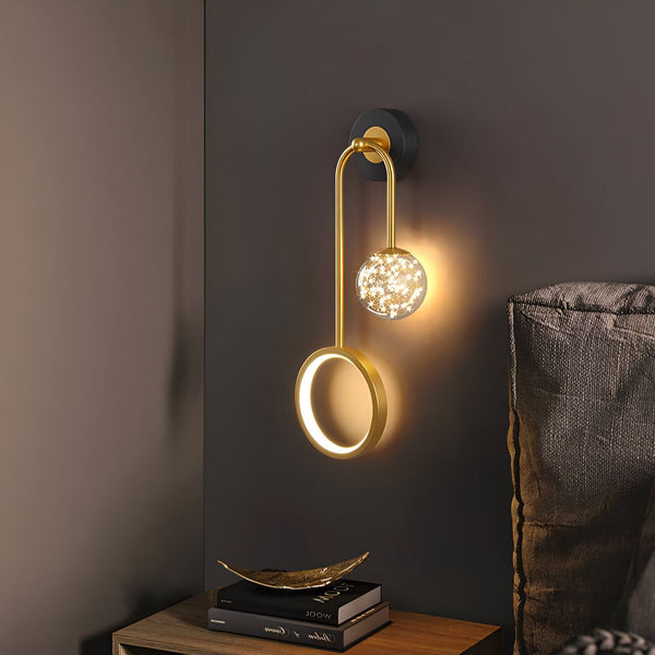 Une applique murale extérieure design en métal doré avec une forme ronde et épurée. L'applique est dotée d'une LED intégrée et diffuse une lumière douce et agréable. Elle est idéale pour éclairer une terrasse, un balcon ou une entrée. PE-4825843689,PE-0201404028,PE-1450198899,PE-658010130X,PE-2021905527,PE-6629717953,PE-5793804463,PE-8982774009,PE-4906527779,PE-7249793268,PE-1808265491,PE-1738373908,