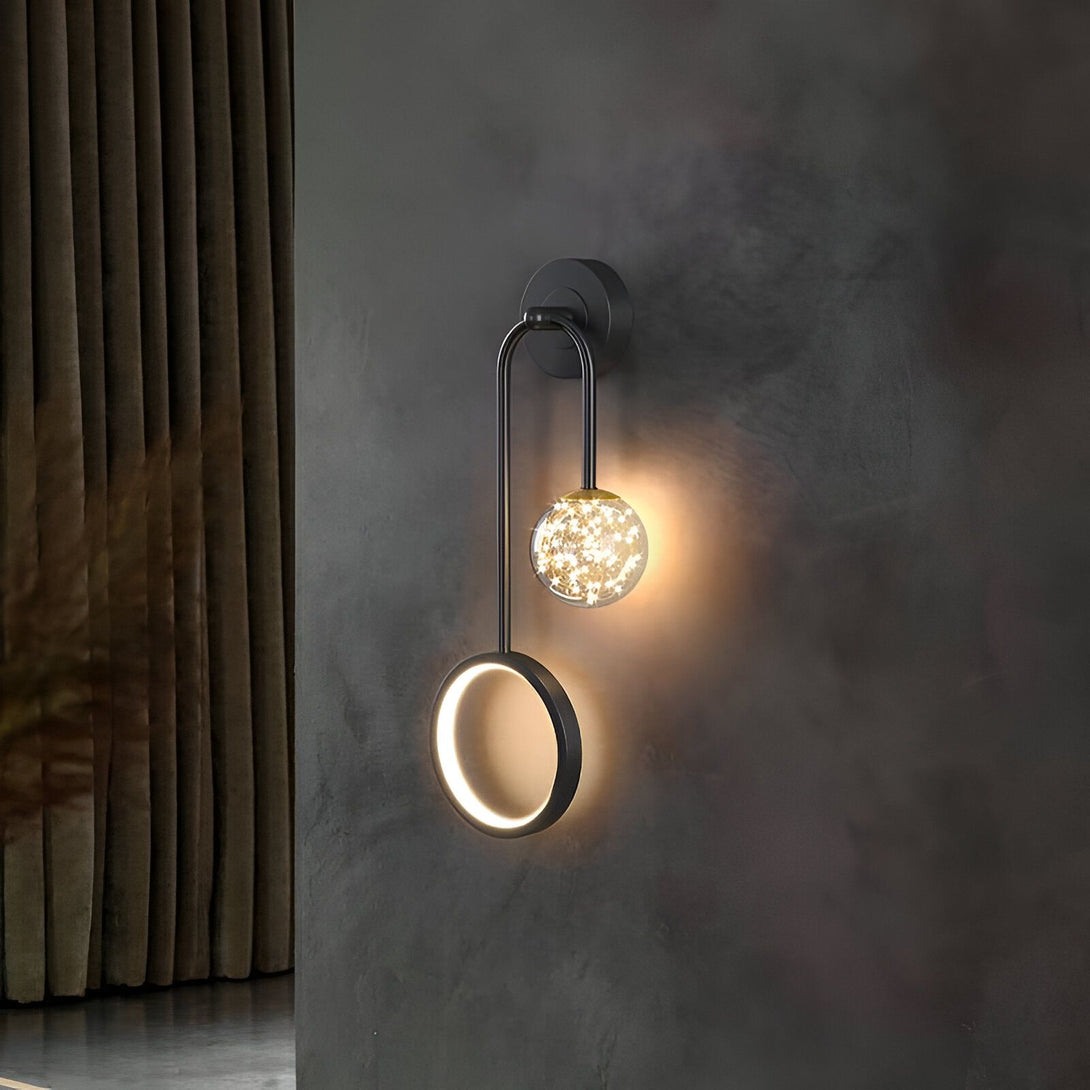 Une applique murale noire avec une sphère lumineuse et un cercle lumineux. PE-4825843689,PE-0201404028,PE-1450198899,PE-658010130X,PE-2021905527,PE-6629717953,PE-5793804463,PE-8982774009,PE-4906527779,PE-7249793268,PE-1808265491,PE-1738373908,