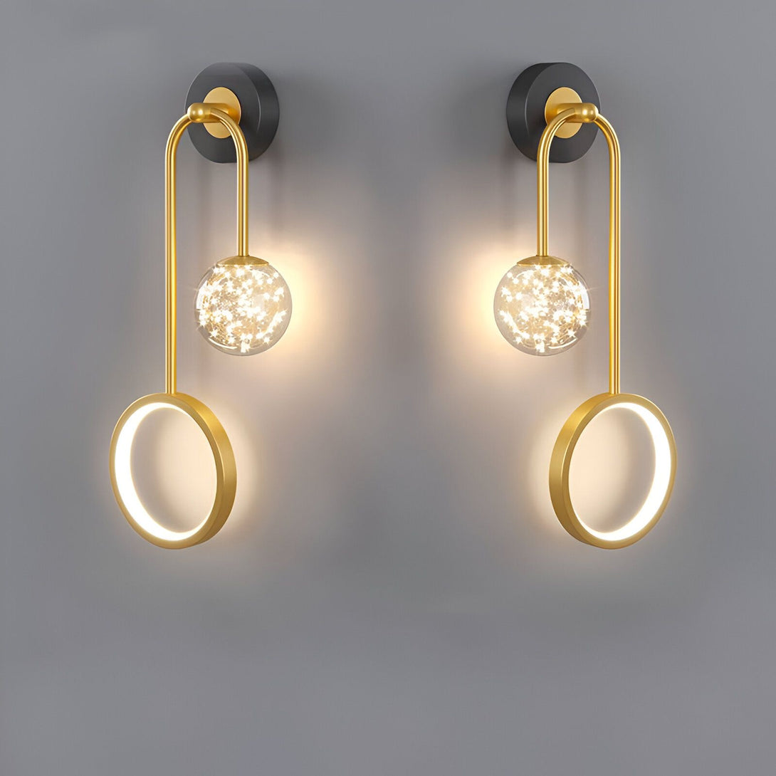 Deux appliques murales en métal doré avec une sphère en verre transparent remplie de petites étoiles blanches et un cercle lumineux. PE-4825843689,PE-0201404028,PE-1450198899,PE-658010130X,PE-2021905527,PE-6629717953,PE-5793804463,PE-8982774009,PE-4906527779,PE-7249793268,PE-1808265491,PE-1738373908,