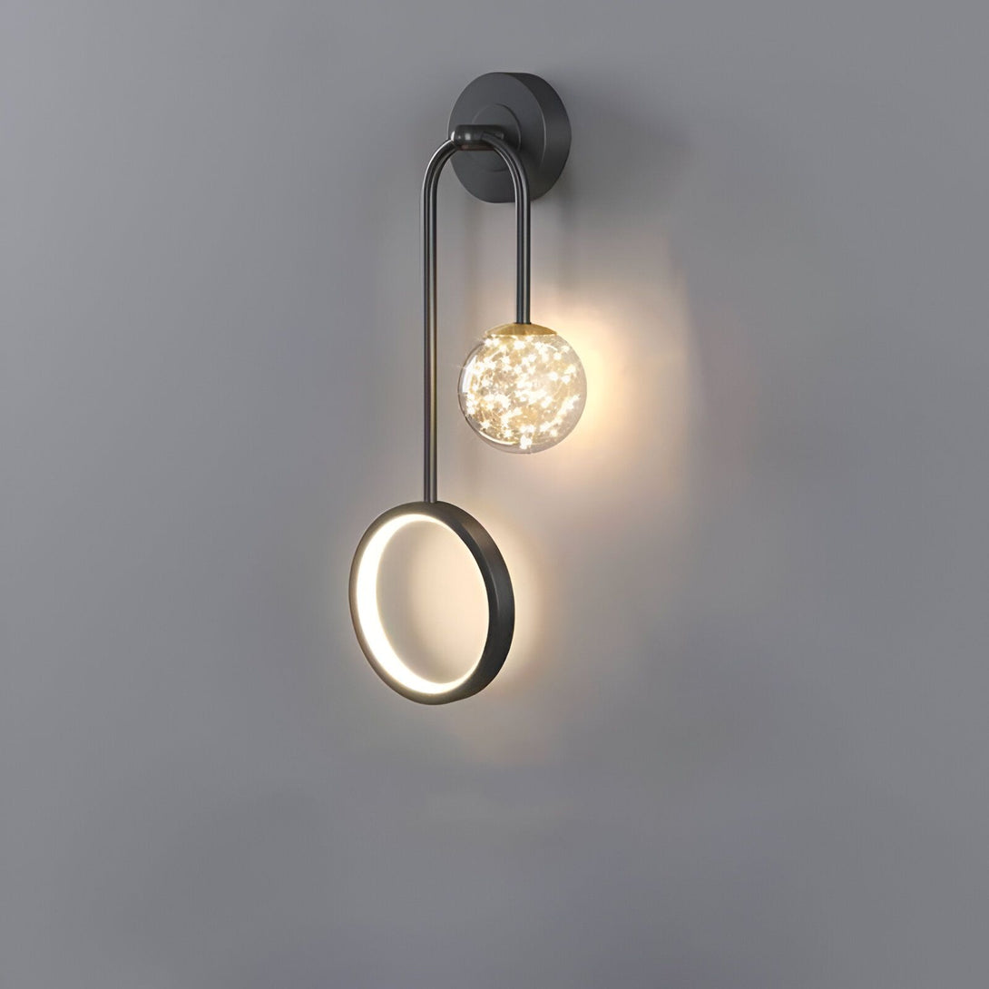 Une applique murale avec une sphère en verre et un cercle en métal. La sphère est éclairée par une lumière LED et le cercle est éclairé par une lumière blanche. PE-4825843689,PE-0201404028,PE-1450198899,PE-658010130X,PE-2021905527,PE-6629717953,PE-5793804463,PE-8982774009,PE-4906527779,PE-7249793268,PE-1808265491,PE-1738373908,
