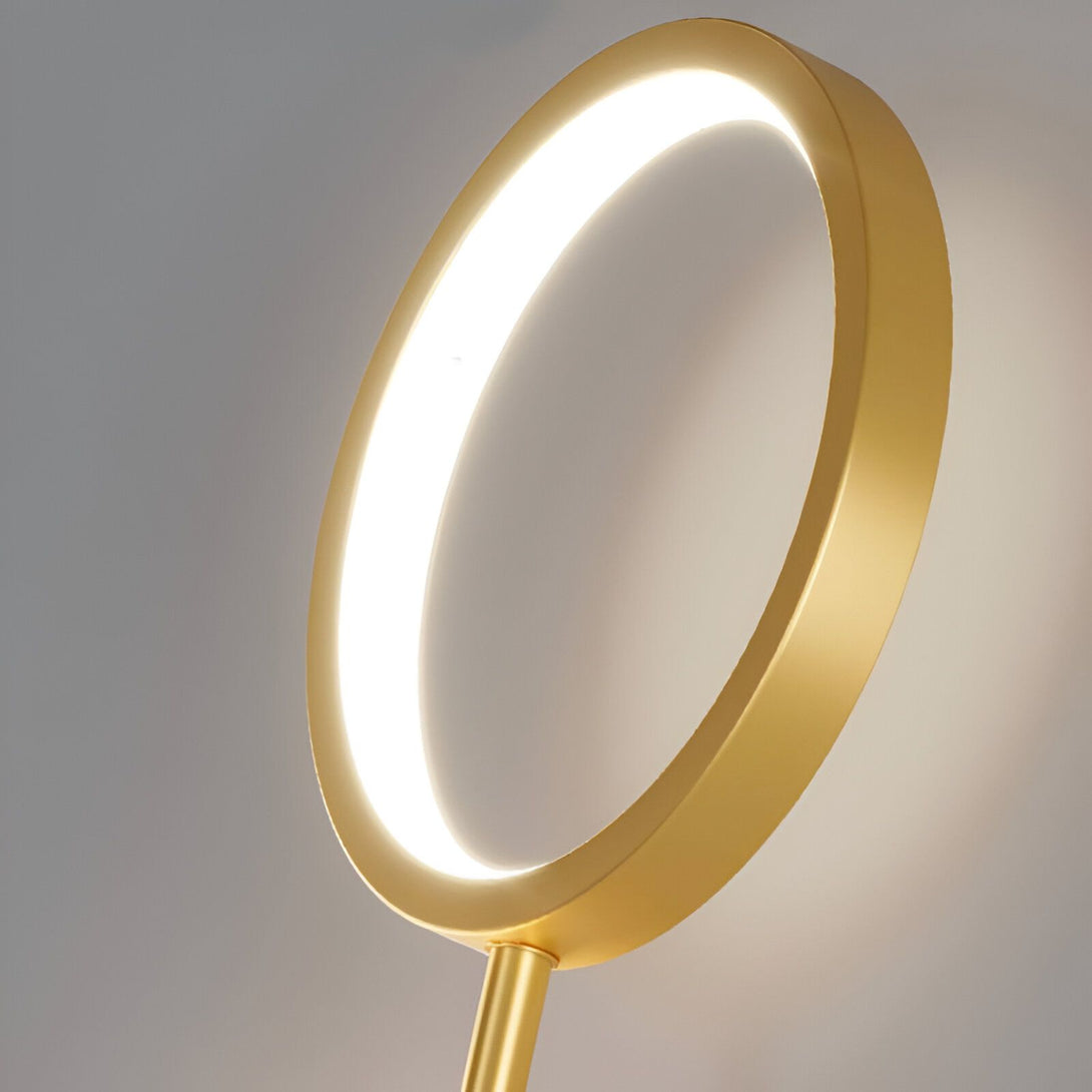 Une lampe dorée en forme de cercle avec une lumière blanche brillante à l'intérieur. PE-4825843689,PE-0201404028,PE-1450198899,PE-658010130X,PE-2021905527,PE-6629717953,PE-5793804463,PE-8982774009,PE-4906527779,PE-7249793268,PE-1808265491,PE-1738373908,