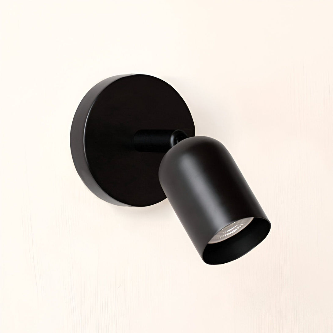 Une applique murale d'intérieur de couleur noire. L'applique est de forme ronde et possède un abat-jour orientable. L'ampoule n'est pas incluse. TE-7309564863,TE-9853195267,TE-7522380383,TE-5658803926,TE-5821050316,TE-2589592698,TE-4180751216,TE-4496791870,TE-8887859868,TE-6287220465,TE-2747845370,TE-8944461651,TE-4374213783,TE-7194732947,TE-2718848030,