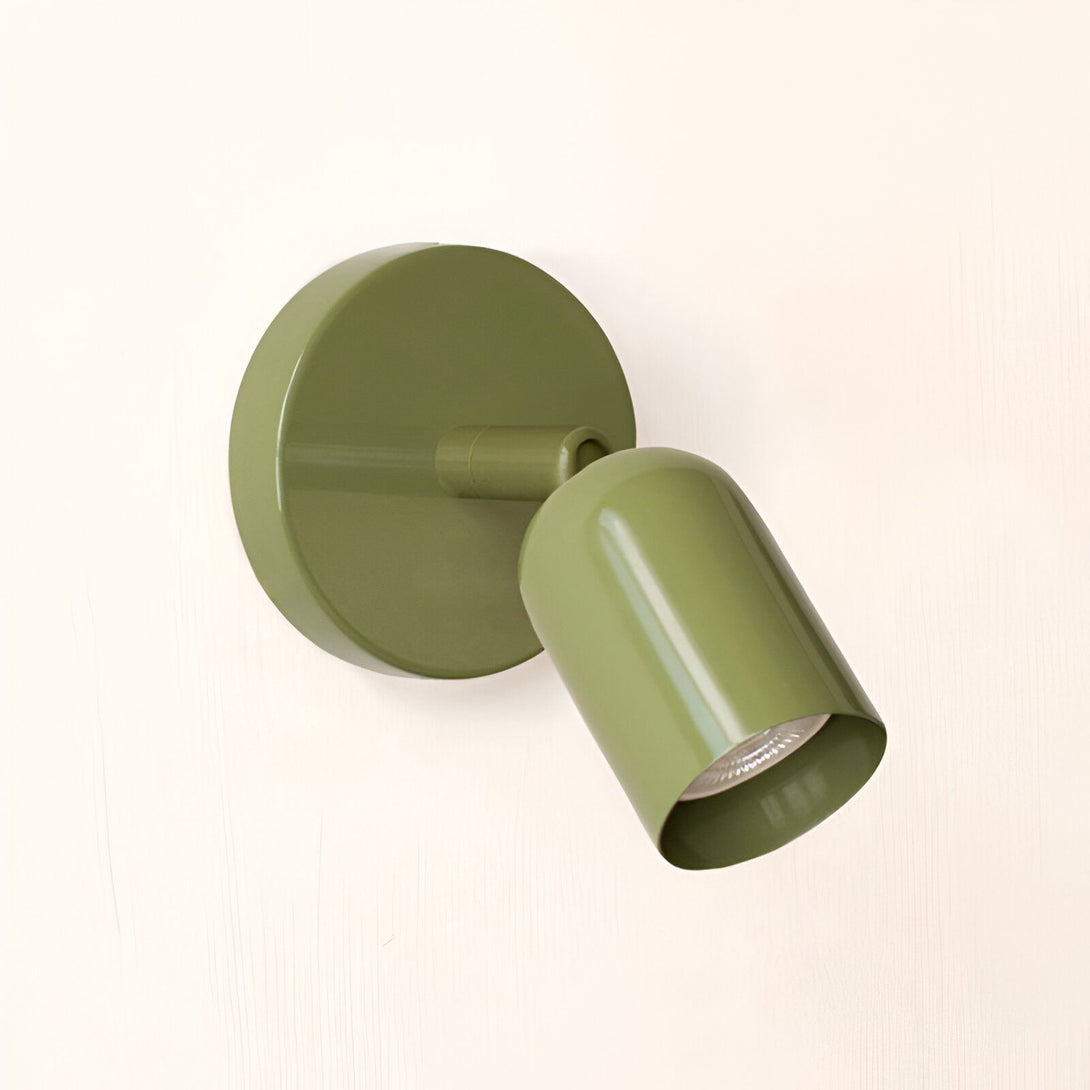 Une image d'une applique murale d'intérieur de couleur vert olive. L'applique est de forme ronde et possède un abat-jour orientable. Elle est fixée au mur par une platine ronde. L'applique est en métal et possède une finition mate. L'ampoule n'est pas incluse. TE-7309564863,TE-9853195267,TE-7522380383,TE-5658803926,TE-5821050316,TE-2589592698,TE-4180751216,TE-4496791870,TE-8887859868,TE-6287220465,TE-2747845370,TE-8944461651,TE-4374213783,TE-7194732947,TE-2718848030,