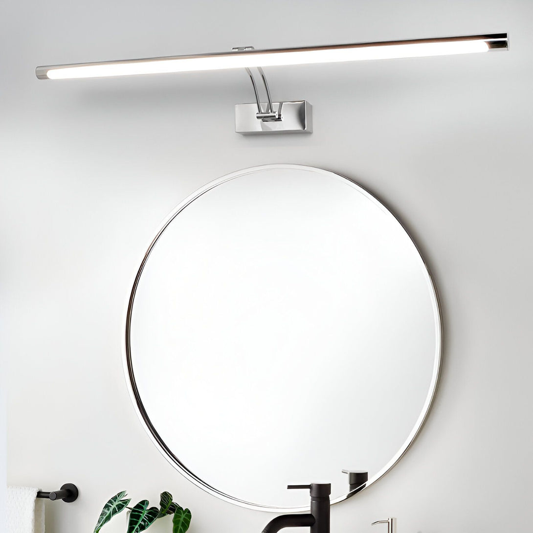 Une applique murale de salle de bain au-dessus d'un miroir rond. L'applique est en métal chromé et diffuse une lumière blanche. EX-1604956739,EX-7421113479,EX-5523457469,EX-0999315927,EX-9040306907,EX-1781853169,EX-4936903833,EX-8774169653,EX-0756517885,EX-8281765852,EX-978106059X,EX-378223541X,EX-0246508582,EX-8389967979,EX-2442312484,EX-2992506680,