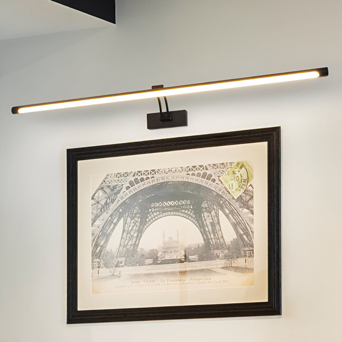 Une image d'une applique murale noire avec un tube lumineux LED et un interrupteur. L'applique est montée au-dessus d'un cadre noir contenant une image en noir et blanc de la Tour Eiffel. EX-1604956739,EX-7421113479,EX-5523457469,EX-0999315927,EX-9040306907,EX-1781853169,EX-4936903833,EX-8774169653,EX-0756517885,EX-8281765852,EX-978106059X,EX-378223541X,EX-0246508582,EX-8389967979,EX-2442312484,EX-2992506680,