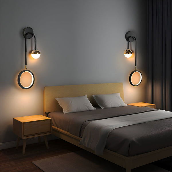 Une paire d'élégantes appliques murales noires et dorées. Les appliques sont en forme de cercle et émettent une lumière chaude et diffuse. Elles sont parfaites pour une chambre à coucher ou un salon. SI-404465915X,SI-9313062666,SI-8244315253,SI-2796814408,SI-4937030671,SI-7340808590,SI-742479745X,SI-8530495985,SI-6643510554,SI-3922651682,SI-5308641021,SI-222868936X,