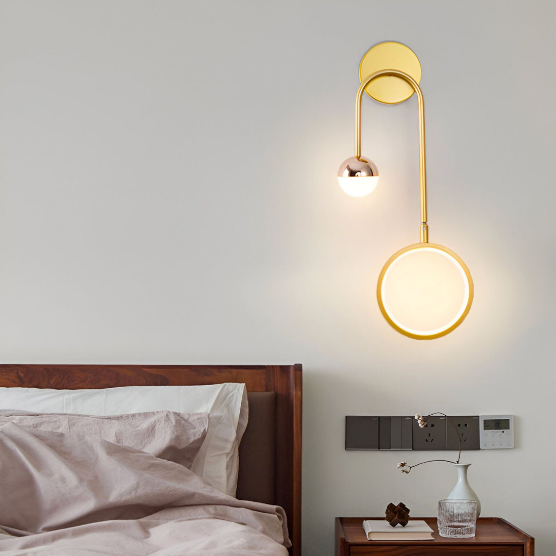 Une applique murale élégante et moderne avec une finition dorée. L'applique est composée d'un abat-jour rond en verre opale et d'un bras en métal doré. L'applique est idéale pour une utilisation dans un salon, une chambre à coucher ou un couloir. SI-404465915X,SI-9313062666,SI-8244315253,SI-2796814408,SI-4937030671,SI-7340808590,SI-742479745X,SI-8530495985,SI-6643510554,SI-3922651682,SI-5308641021,SI-222868936X,