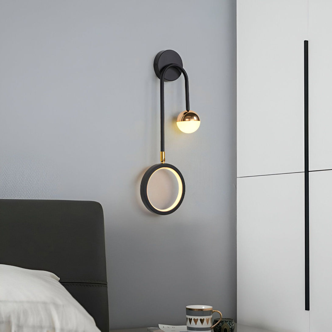 Une applique murale élégante et moderne avec une finition noire et dorée. L'applique est composée d'un cercle en métal noir avec une lumière LED intégrée et d'une sphère en métal doré qui diffuse une lumière douce et chaude. L'applique est parfaite pour éclairer un salon, une chambre ou un couloir. SI-404465915X,SI-9313062666,SI-8244315253,SI-2796814408,SI-4937030671,SI-7340808590,SI-742479745X,SI-8530495985,SI-6643510554,SI-3922651682,SI-5308641021,SI-222868936X,