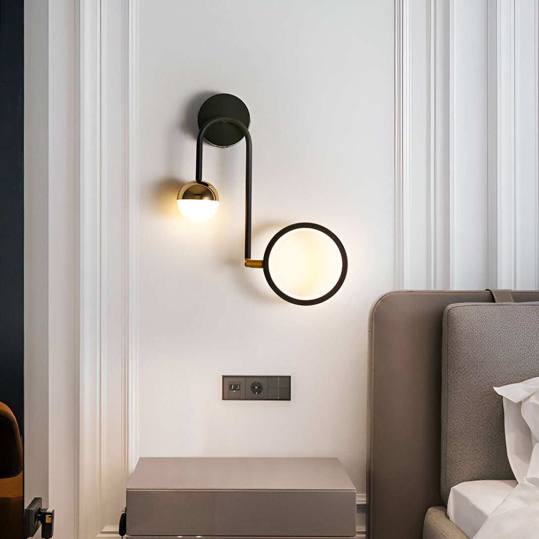 Une applique murale élégante avec une finition noire et dorée. L'applique murale a deux globes en verre, un globe en verre opale et un globe en verre transparent. L'applique murale est parfaite pour une utilisation dans un salon, une chambre à coucher ou un couloir. SI-404465915X,SI-9313062666,SI-8244315253,SI-2796814408,SI-4937030671,SI-7340808590,SI-742479745X,SI-8530495985,SI-6643510554,SI-3922651682,SI-5308641021,SI-222868936X,