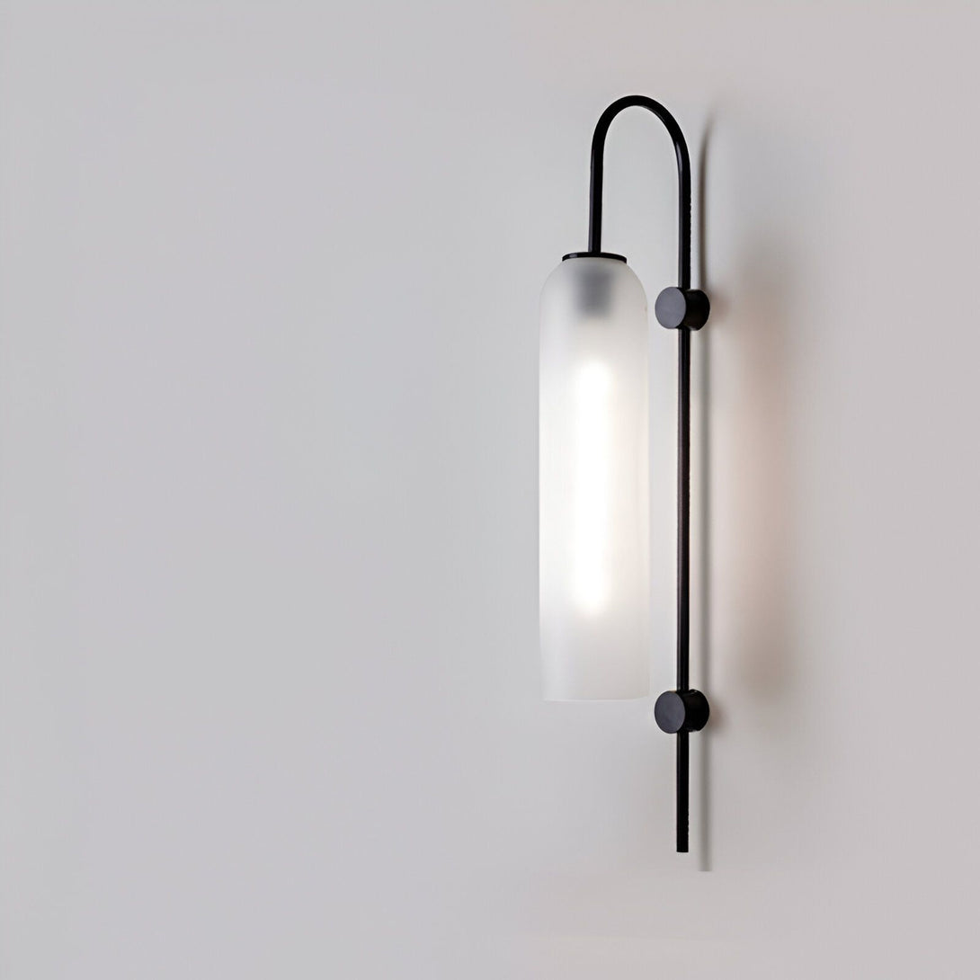 Une applique murale en métal noir avec un abat-jour en verre dépoli. OL-7762214003,OL-1185492895,OL-0122222709,OL-6550702720,OL-2563449324,OL-1038284295,OL-6210676383,