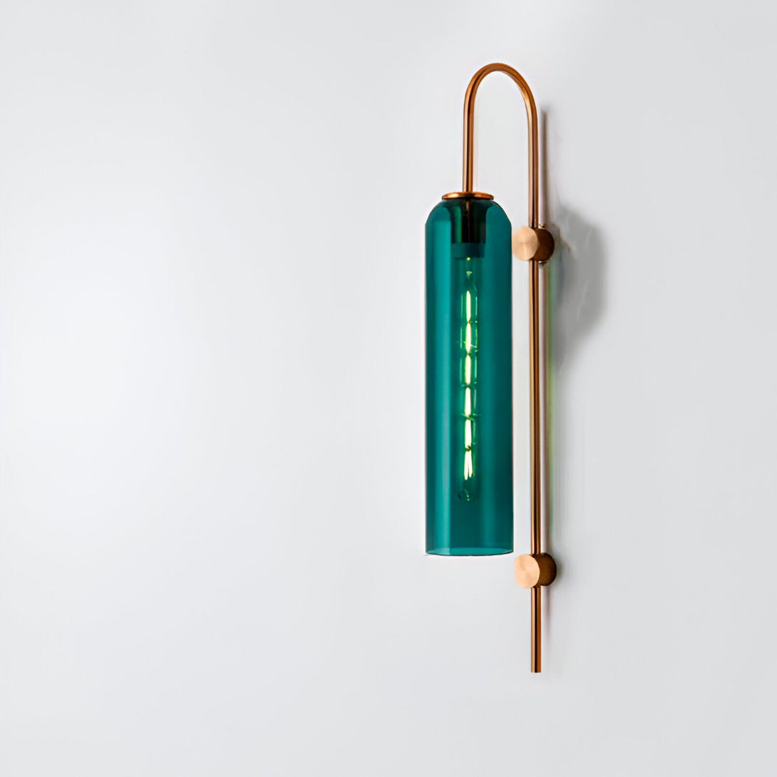 Une applique murale en cuivre avec un tube en verre vert. OL-7762214003,OL-1185492895,OL-0122222709,OL-6550702720,OL-2563449324,OL-1038284295,OL-6210676383,