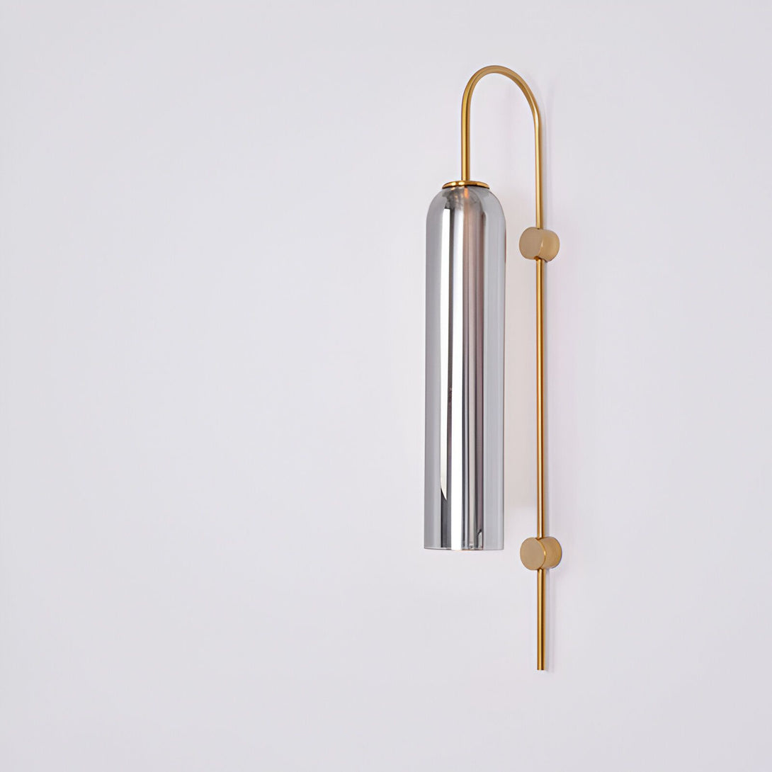 Une applique murale élégante avec une finition dorée et un abat-jour en verre fumé. L'applique est fixée au mur par une plaque ronde et est dotée d'un cordon d'alimentation noir. OL-7762214003,OL-1185492895,OL-0122222709,OL-6550702720,OL-2563449324,OL-1038284295,OL-6210676383,