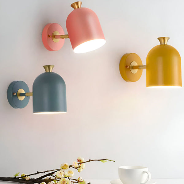 Une image de trois appliques murales de la collection Applique Luminaire WC. Les appliques sont de couleur rose, jaune et bleu. Elles sont toutes dotées d'un abat-jour en forme de cloche et d'une base en métal doré. Les appliques sont fixées au mur et diffusent une lumière douce et tamisée. SO-3681376247,SO-9523389513,SO-4387095466,SO-3945892937,SO-7296591048,SO-9685668248,SO-8561320133,SO-1384960422,