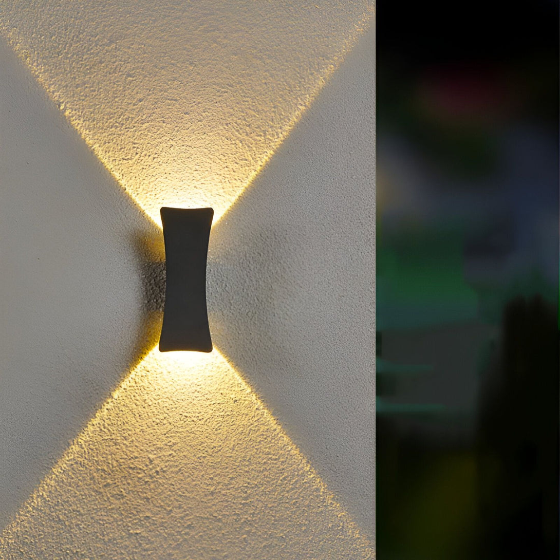 Une image d'une applique murale extérieure noire avec deux lumières LED qui projettent une lumière chaude sur le mur. HA-1822738601,HA-5852158542,HA-8418775920,HA-2345640537,HA-2342872429,HA-0718156986,