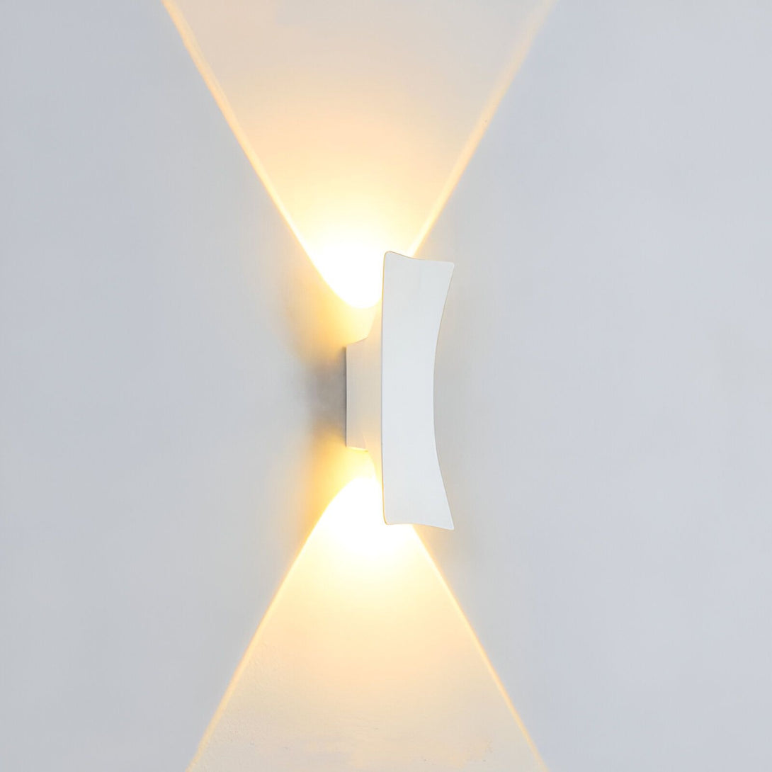 Une image d'une applique murale blanche avec deux lumières LED qui brillent vers le haut et le bas. HA-1822738601,HA-5852158542,HA-8418775920,HA-2345640537,HA-2342872429,HA-0718156986,
