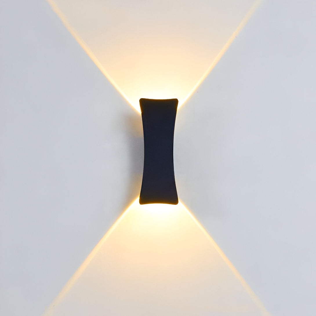 Une applique murale noire en forme de X avec une lumière jaune. HA-1822738601,HA-5852158542,HA-8418775920,HA-2345640537,HA-2342872429,HA-0718156986,