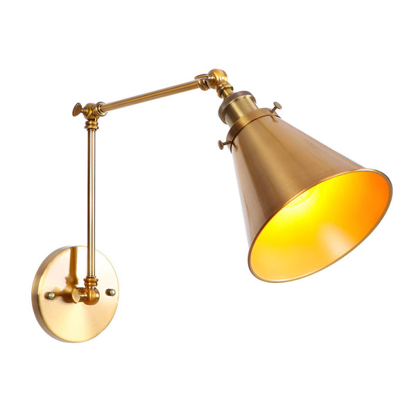Une applique murale en laiton avec un abat-jour en forme de cône. L'applique est fixée au mur par une plaque ronde et l'abat-jour est orientable. L'ampoule est visible à l'intérieur de l'abat-jour et diffuse une lumière chaude. FL-6887683644,FL-2269015371,FL-5977835825,FL-2868651437,FL-9593649115,FL-1648370977,FL-4358131573,FL-9160375957,FL-1822533384,