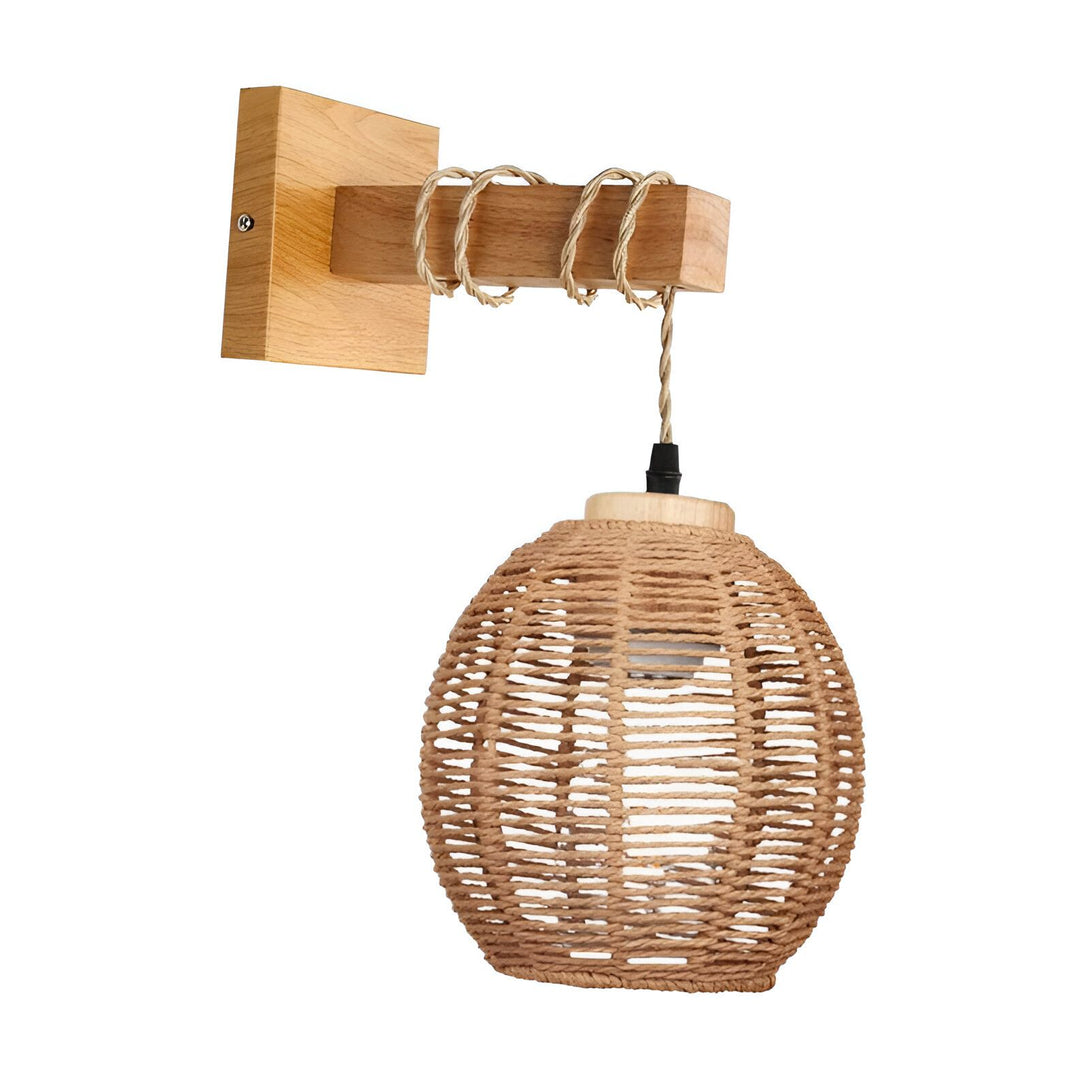Une applique murale en bois avec une corde et un abat-jour en osier tressé. ER-557575426X,