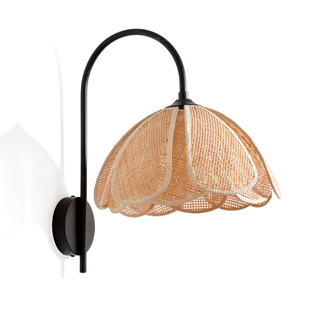 Une applique murale en rotin tressé en forme de fleur avec une structure en métal noir. BO-5325010743,