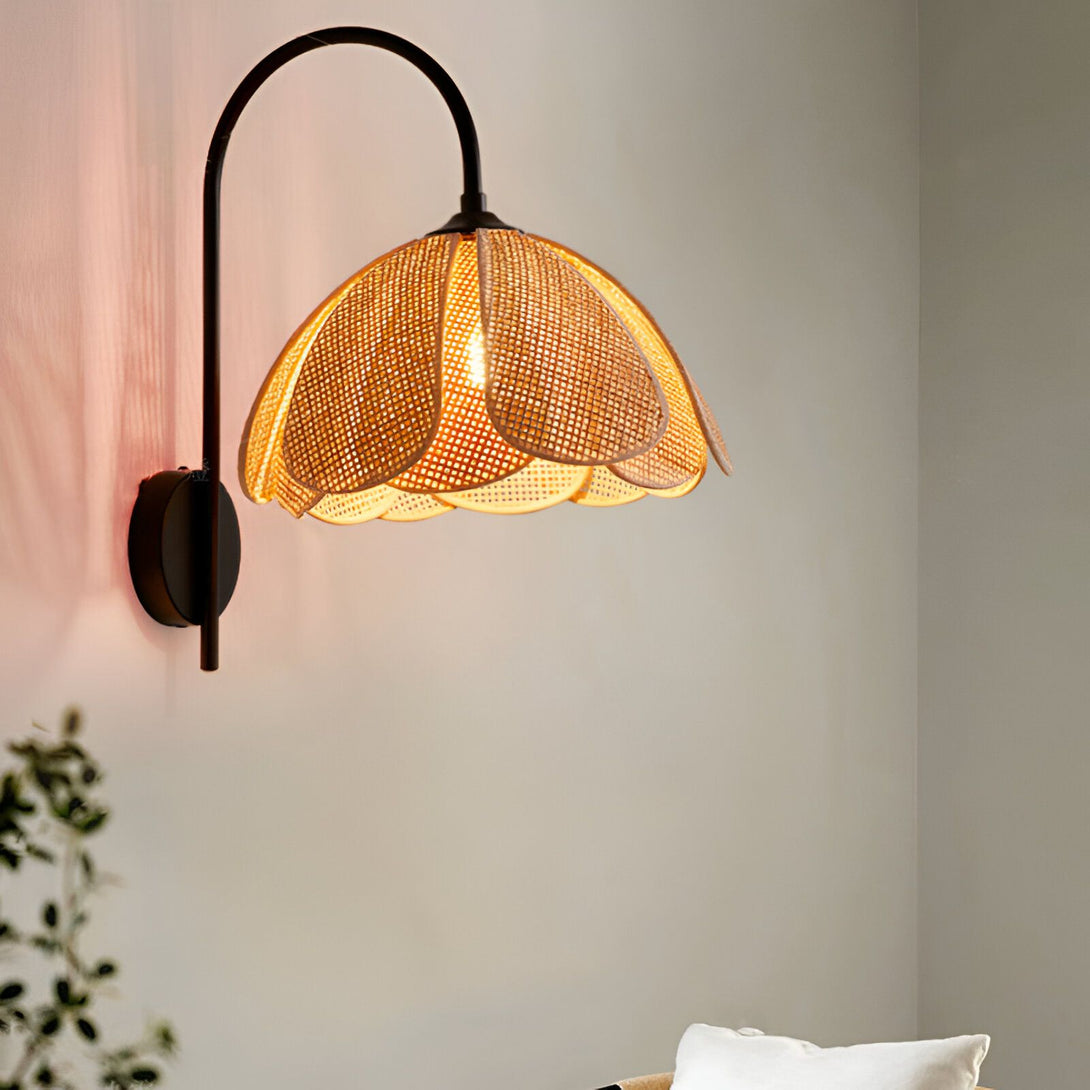 Une applique murale en rotin en forme de fleur avec une lumière chaude. BO-5325010743,