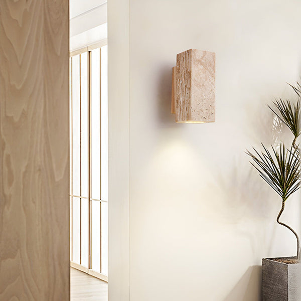 Une applique murale en pierre beige est fixée au mur à côté d'une porte. La lumière est allumée et projette une lumière chaude sur le mur. DA-3040681400,DA-5040364865,DA-9191792118,DA-4039407059,DA-6371217720,DA-2781009431,