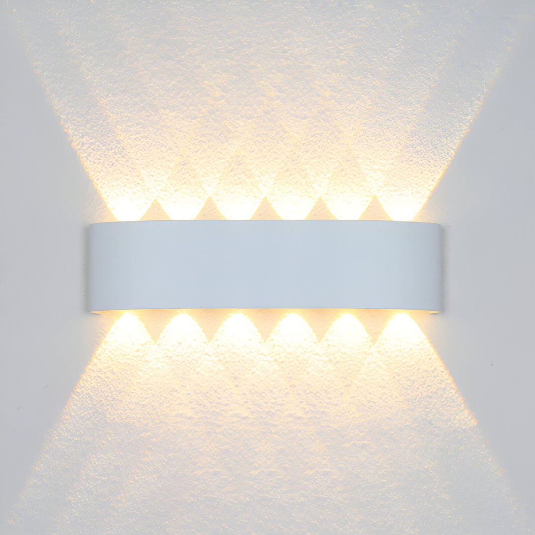 Une applique murale blanche avec six lumières LED. BO-3085302646,BO-7326999600,BO-8165967142,BO-7211273860,BO-9567856427,BO-3084783063,BO-2102062767,BO-9788980031,BO-3357184591,BO-6572328260,BO-0675009294,BO-2785354184,