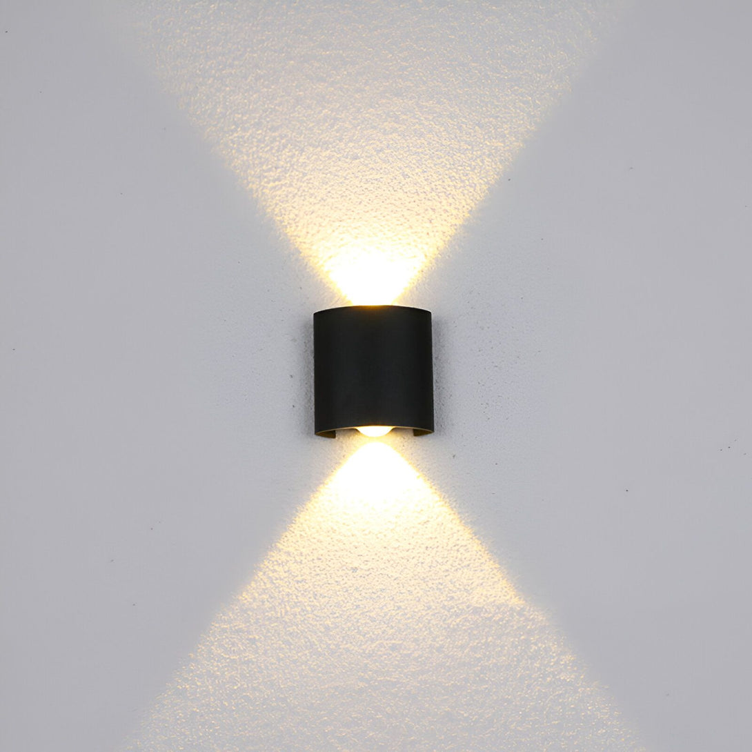 Une image d'une applique murale extérieure noire avec deux lumières LED qui brillent vers le haut et le bas. BO-3085302646,BO-7326999600,BO-8165967142,BO-7211273860,BO-9567856427,BO-3084783063,BO-2102062767,BO-9788980031,BO-3357184591,BO-6572328260,BO-0675009294,BO-2785354184,