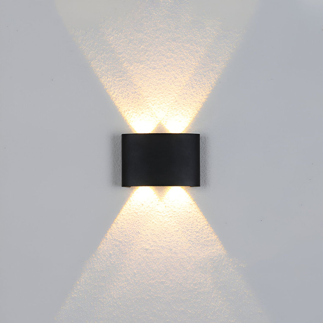 Une image d'une applique murale extérieure noire avec deux lumières LED qui brillent vers le haut et le bas. BO-3085302646,BO-7326999600,BO-8165967142,BO-7211273860,BO-9567856427,BO-3084783063,BO-2102062767,BO-9788980031,BO-3357184591,BO-6572328260,BO-0675009294,BO-2785354184,