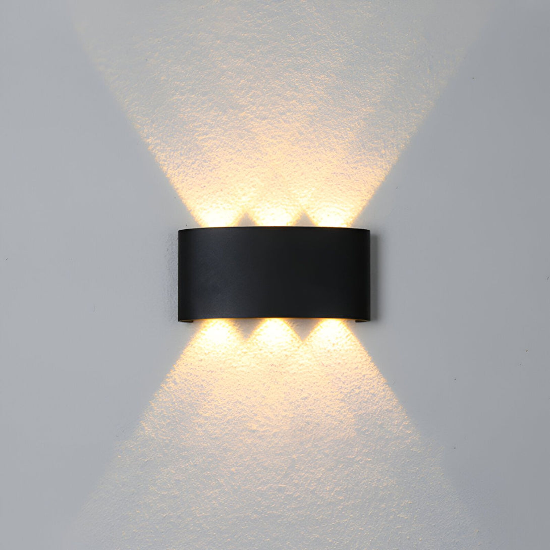 Une applique murale noire avec trois lumières LED. BO-3085302646,BO-7326999600,BO-8165967142,BO-7211273860,BO-9567856427,BO-3084783063,BO-2102062767,BO-9788980031,BO-3357184591,BO-6572328260,BO-0675009294,BO-2785354184,