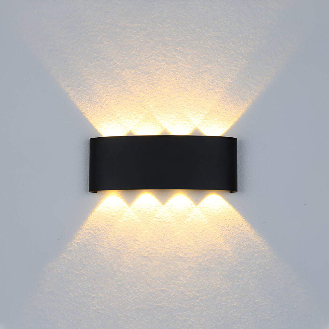 Une applique murale extérieure noire à LED avec trois ampoules. BO-3085302646,BO-7326999600,BO-8165967142,BO-7211273860,BO-9567856427,BO-3084783063,BO-2102062767,BO-9788980031,BO-3357184591,BO-6572328260,BO-0675009294,BO-2785354184,