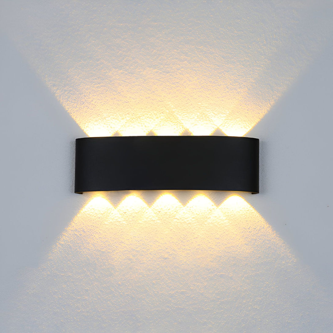Une applique murale noire avec quatre lumières LED. BO-3085302646,BO-7326999600,BO-8165967142,BO-7211273860,BO-9567856427,BO-3084783063,BO-2102062767,BO-9788980031,BO-3357184591,BO-6572328260,BO-0675009294,BO-2785354184,
