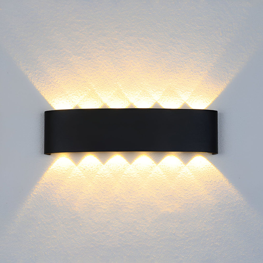 Une applique murale extérieure noire avec six lumières LED. BO-3085302646,BO-7326999600,BO-8165967142,BO-7211273860,BO-9567856427,BO-3084783063,BO-2102062767,BO-9788980031,BO-3357184591,BO-6572328260,BO-0675009294,BO-2785354184,