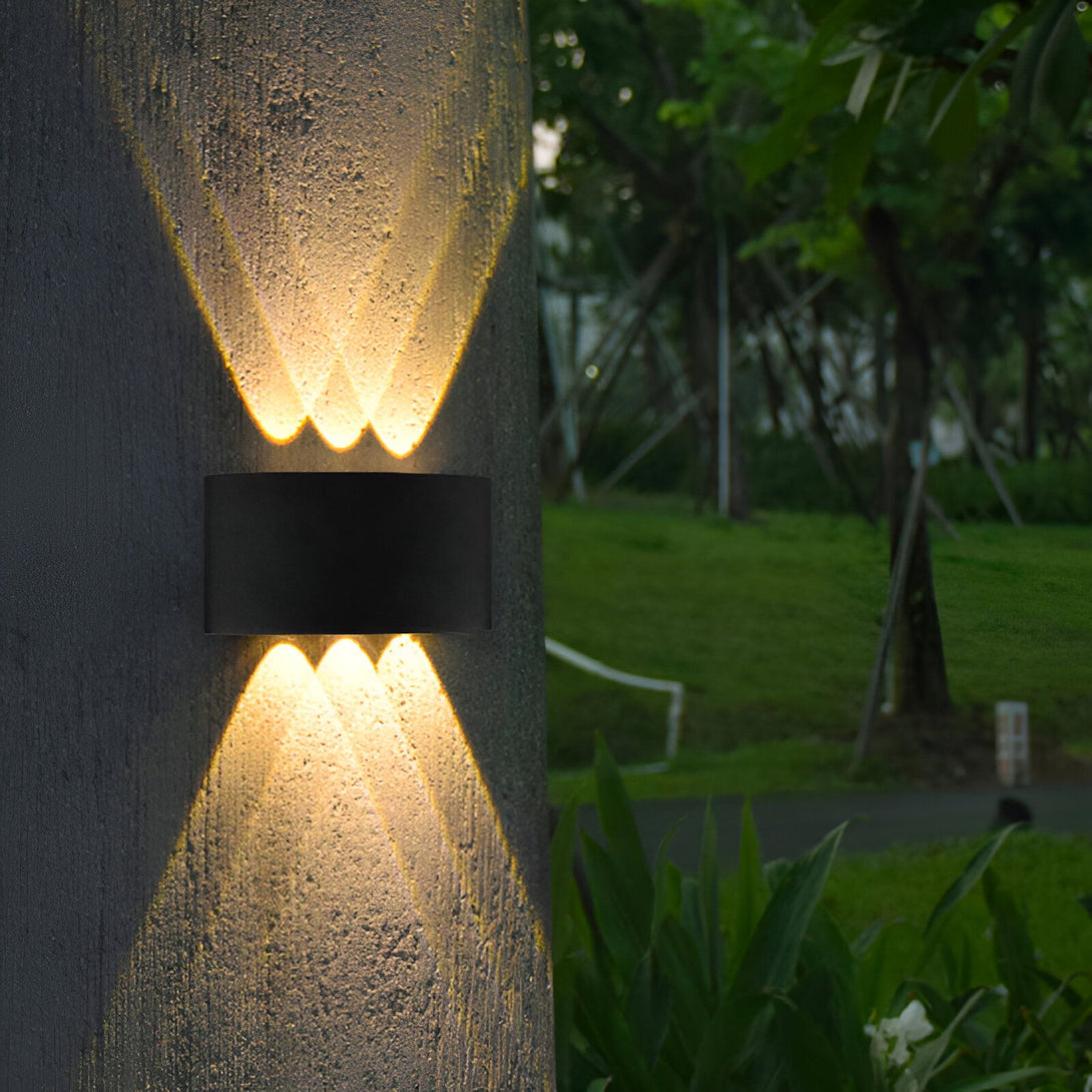 Une applique murale noire à LED avec une lumière jaune. L'applique est montée sur un mur de béton et éclaire le mur et le sol. BO-3085302646,BO-7326999600,BO-8165967142,BO-7211273860,BO-9567856427,BO-3084783063,BO-2102062767,BO-9788980031,BO-3357184591,BO-6572328260,BO-0675009294,BO-2785354184,
