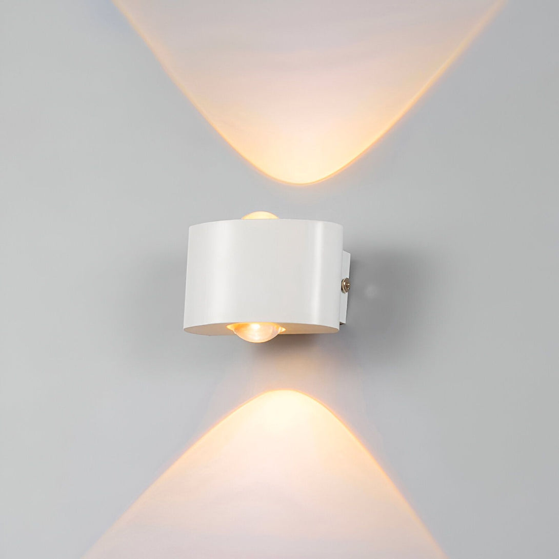 Une applique murale blanche avec une lumière chaude. BO-3085302646,BO-7326999600,BO-8165967142,BO-7211273860,BO-9567856427,BO-3084783063,BO-2102062767,BO-9788980031,BO-3357184591,BO-6572328260,BO-0675009294,BO-2785354184,