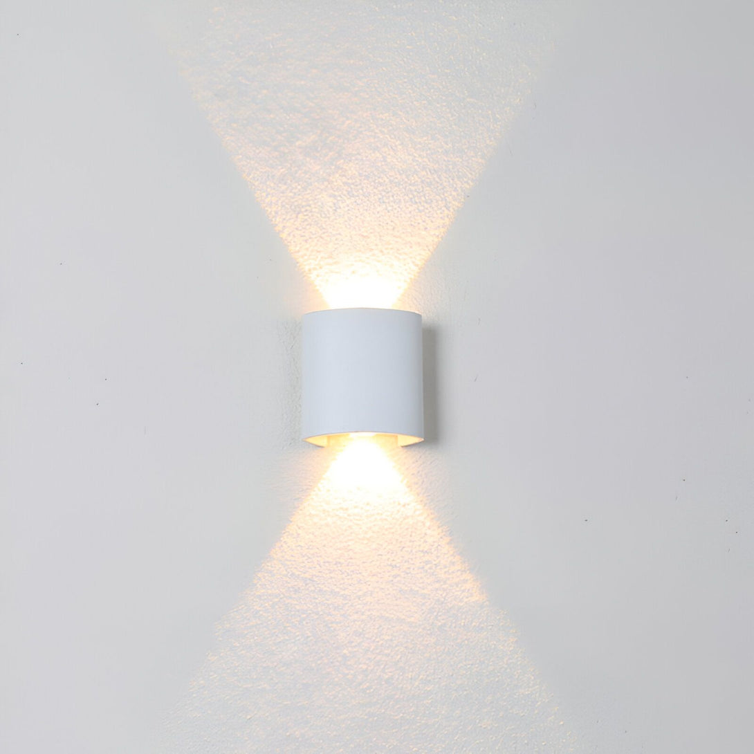 Une applique murale blanche avec une lumière qui brille vers le haut et le bas. BO-3085302646,BO-7326999600,BO-8165967142,BO-7211273860,BO-9567856427,BO-3084783063,BO-2102062767,BO-9788980031,BO-3357184591,BO-6572328260,BO-0675009294,BO-2785354184,
