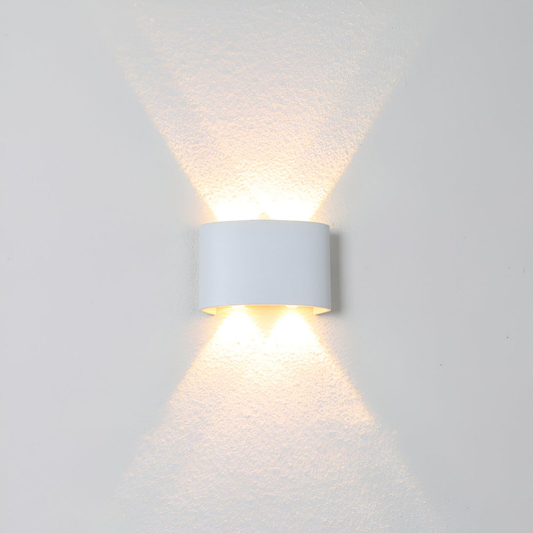 Une applique murale blanche avec deux lumières. BO-3085302646,BO-7326999600,BO-8165967142,BO-7211273860,BO-9567856427,BO-3084783063,BO-2102062767,BO-9788980031,BO-3357184591,BO-6572328260,BO-0675009294,BO-2785354184,