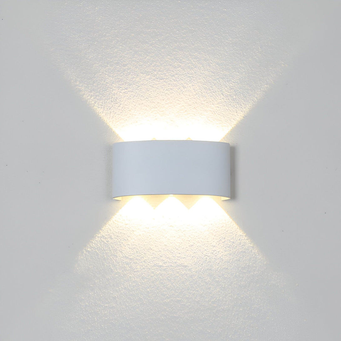 Une applique murale blanche avec une lumière LED intégrée. La lumière est dirigée vers le haut et le bas, ce qui crée un effet de halo sur le mur. BO-3085302646,BO-7326999600,BO-8165967142,BO-7211273860,BO-9567856427,BO-3084783063,BO-2102062767,BO-9788980031,BO-3357184591,BO-6572328260,BO-0675009294,BO-2785354184,