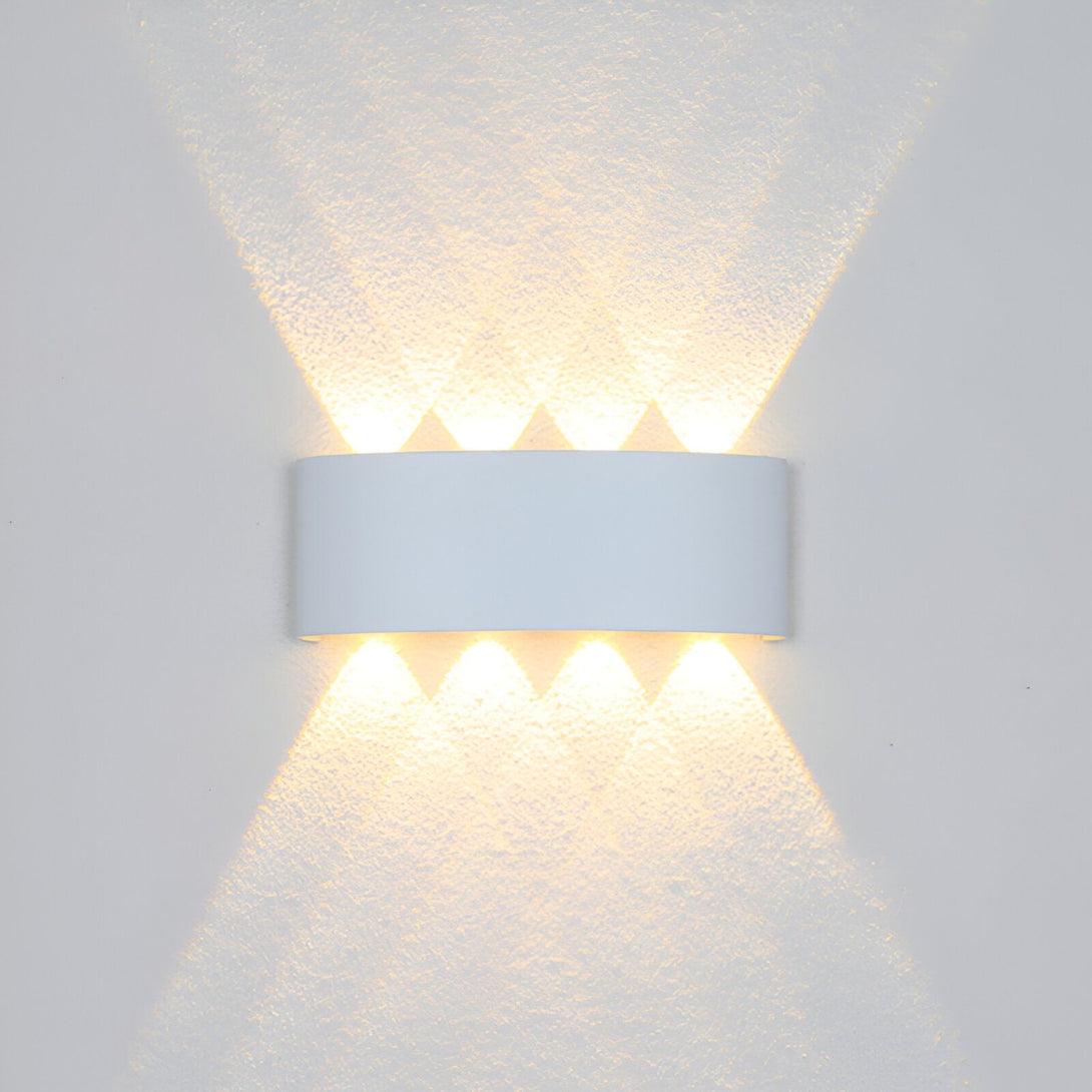 Une applique murale blanche avec quatre lumières LED. BO-3085302646,BO-7326999600,BO-8165967142,BO-7211273860,BO-9567856427,BO-3084783063,BO-2102062767,BO-9788980031,BO-3357184591,BO-6572328260,BO-0675009294,BO-2785354184,