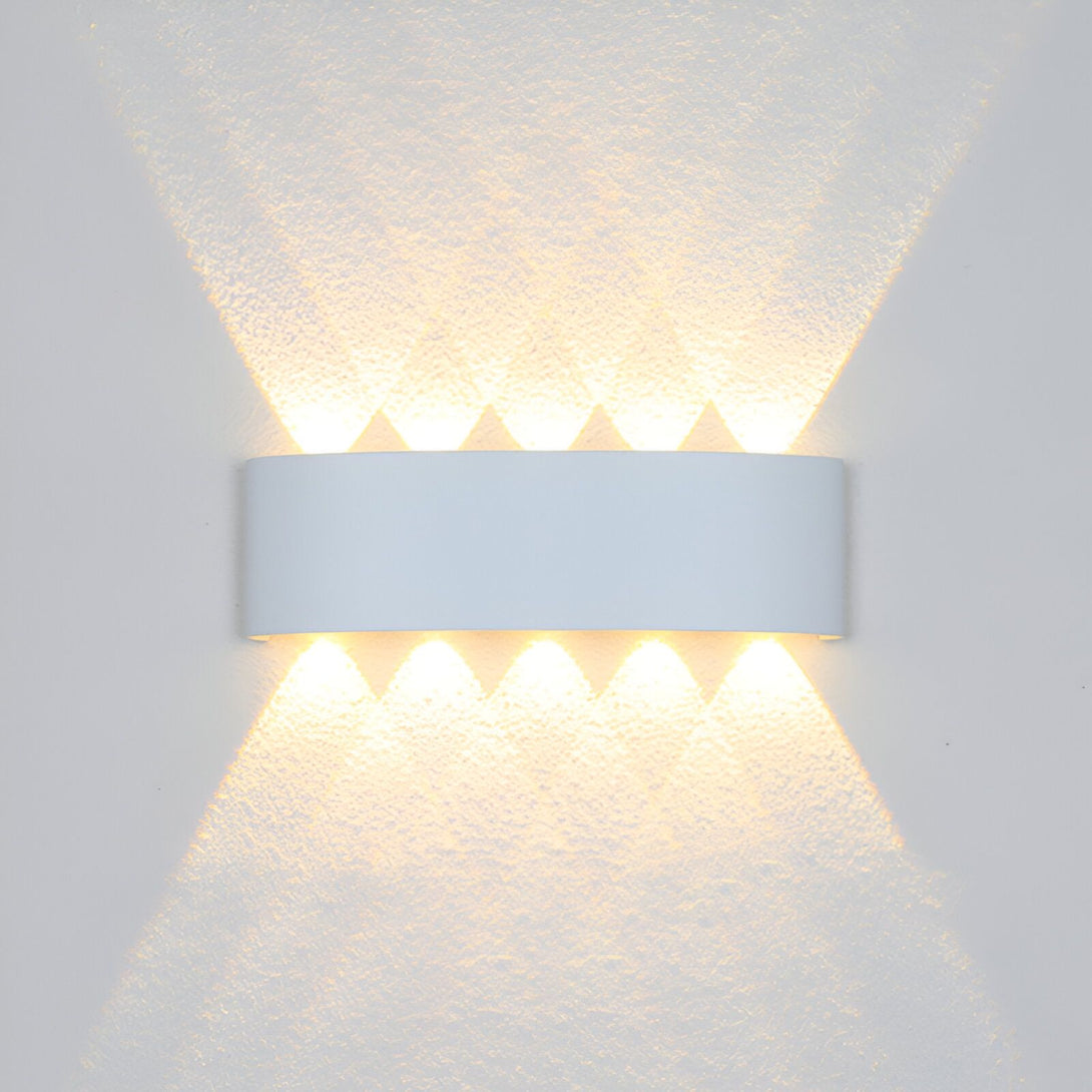 Une applique murale blanche avec quatre lumières LED. BO-3085302646,BO-7326999600,BO-8165967142,BO-7211273860,BO-9567856427,BO-3084783063,BO-2102062767,BO-9788980031,BO-3357184591,BO-6572328260,BO-0675009294,BO-2785354184,