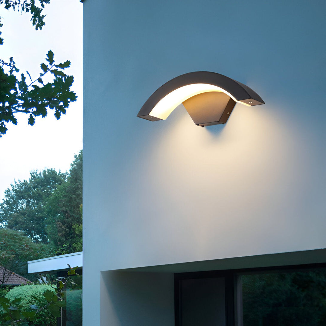 Une applique murale extérieure en forme d'arc, de couleur marron, émettant une lumière blanche et chaude vers le bas. DE-3800457474,DE-0159670985,DE-7974783079,DE-3860105116,