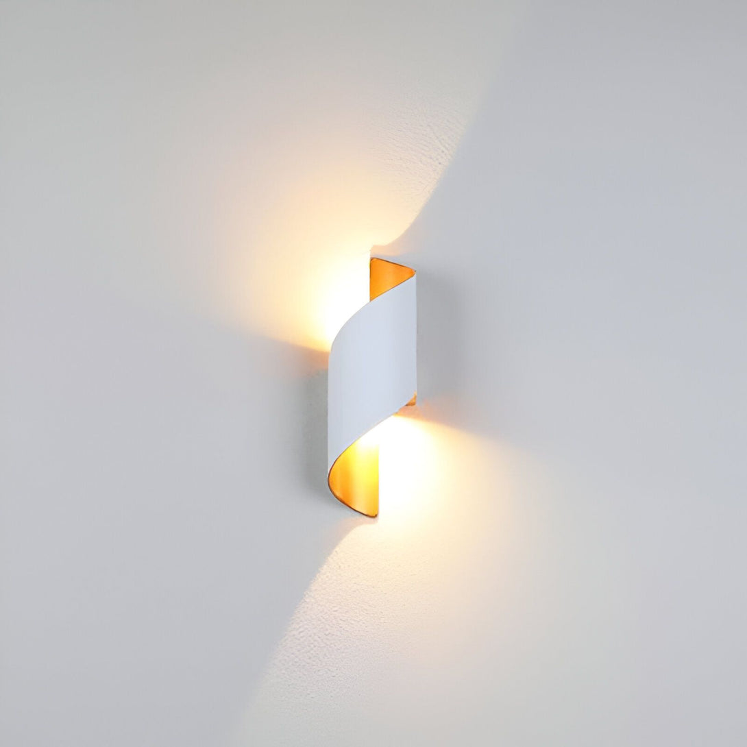 Une applique murale blanche en forme de spirale avec une lumière dorée qui en sort. LI-469870085X,LI-0368927849,